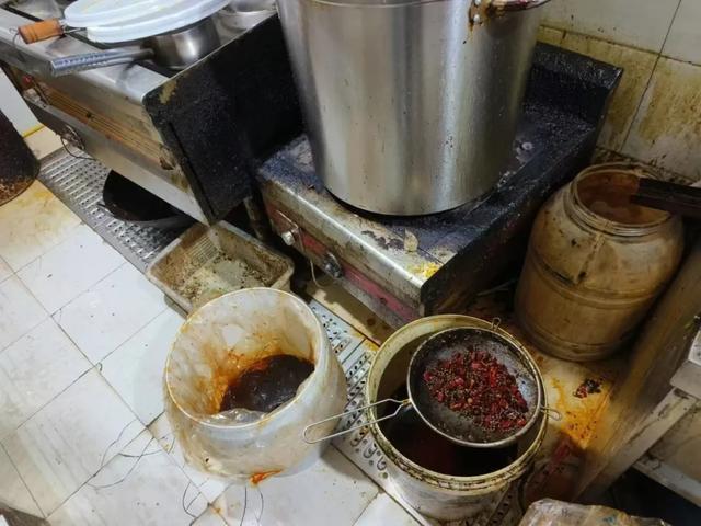 水油”做锅底南充2家火锅店被查处!PG电子麻将胡了2模拟器回收“口(图2)