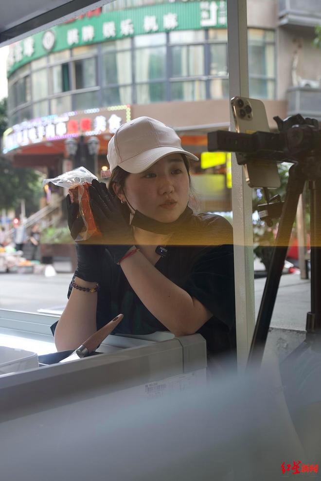 妈妈近况曝光！摆摊卖甜品想踏出重生第一步麻将胡了试玩网站免费“重庆姐弟坠亡案”(图3)