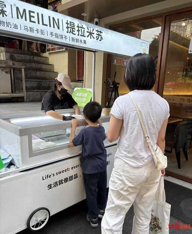 妈妈近况曝光！摆摊卖甜品想踏出重生第一步麻将胡了试玩网站免费“重庆姐弟坠亡案”(图6)