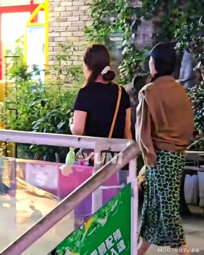 生！和好友相约吃火锅大热天戴围巾有原因PG麻将胡了模拟器38岁刘亦菲成都庆(图6)